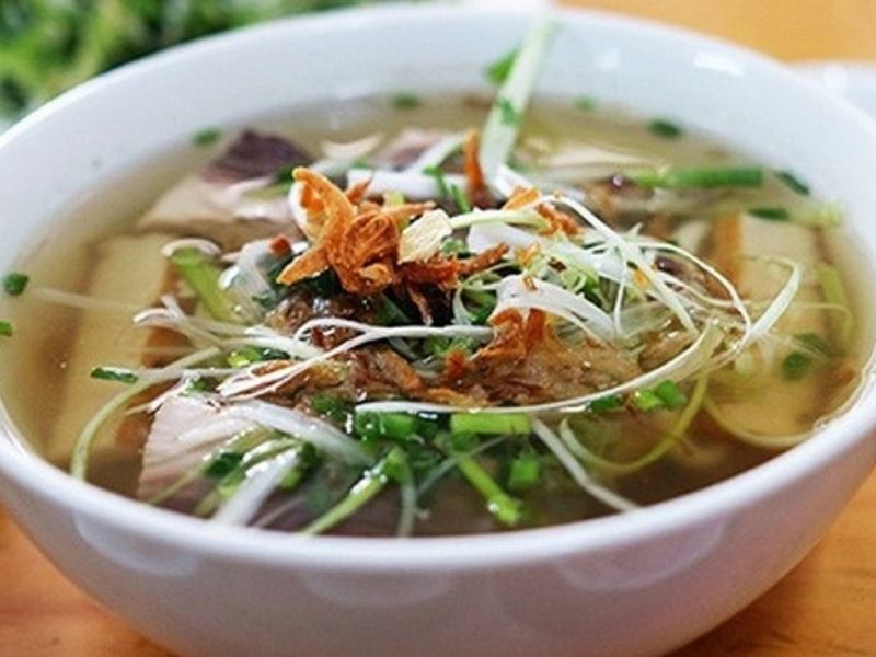 Sợi bánh canh dai mềm hay bún tươi kết hợp cùng chả cá tạo nên hương vị riêng
