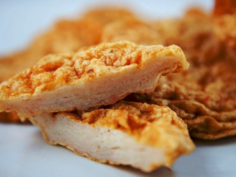 Chả cá Nha Trang nổi tiếng với độ dai, thơm và vị ngọt tự nhiên từ cá tươi.
