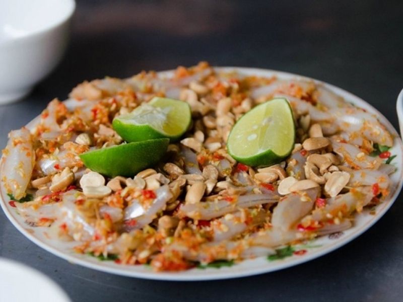 Gỏi cá mai là món ăn hấp dẫn với vị tươi ngọt của cá mai trộn cùng chanh, thính và rau thơm
