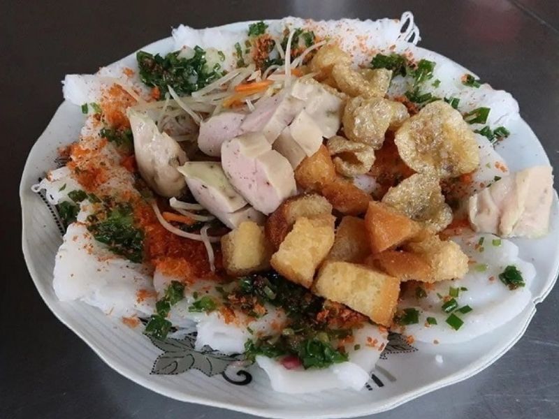 Bánh ướt Diên Khánh mềm mịn, mỏng nhẹ, ăn kèm chả lụa, thịt nướng hoặc nem chua.
