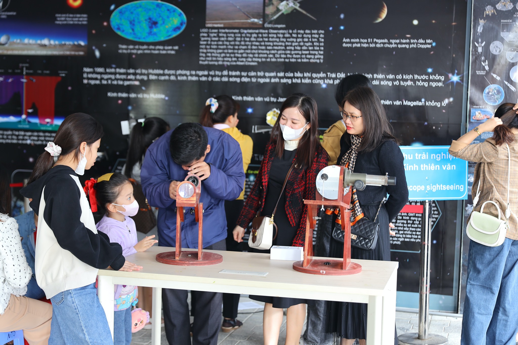 Học sinh hào hứng khám phá các mô hình tại khu trưng bày
