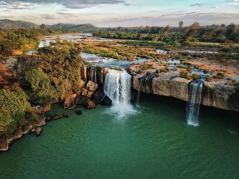 Thác Dray Sáp nổi bật với dòng nước trắng xóa đổ xuống từ vách núi cheo leo.
