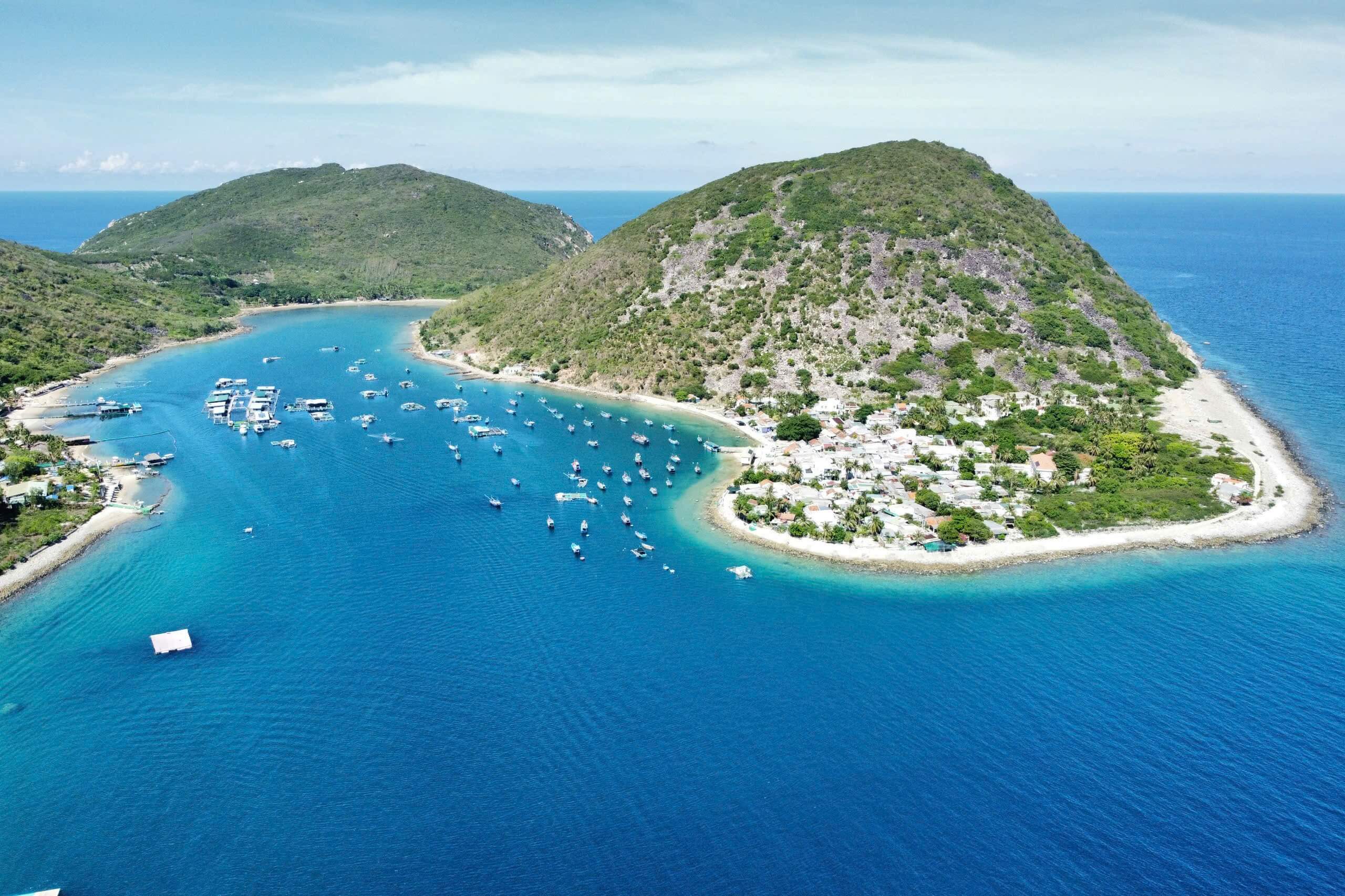 Đảo Bích Đầm Nha Trang nằm giữa vùng nước xanh ngọc bích
