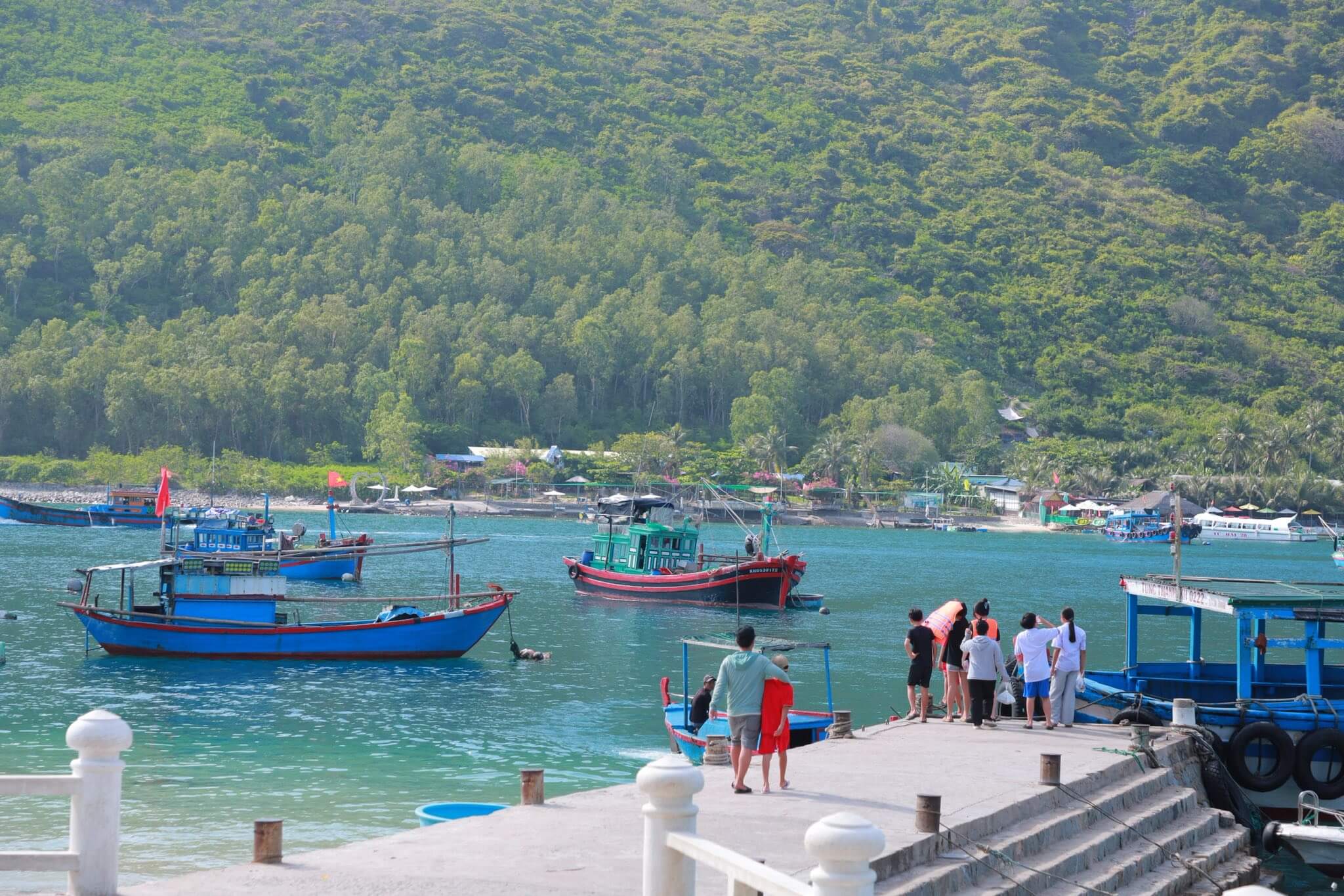 Tàu chợ là phương tiện phổ biến kết nối đảo với đất liền