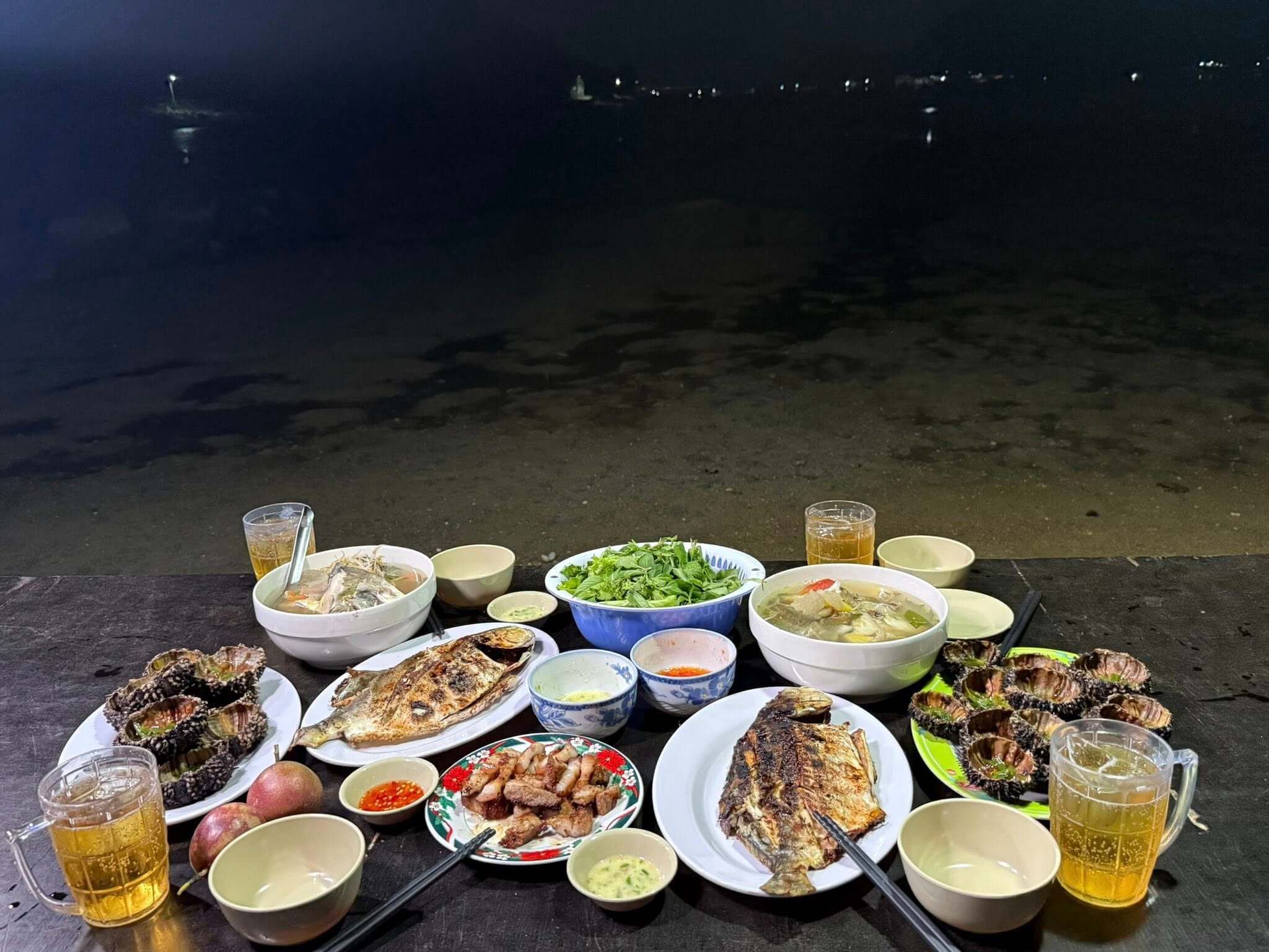 Bàn ăn toàn món đặc sản biển tươi ngon tại đảo
