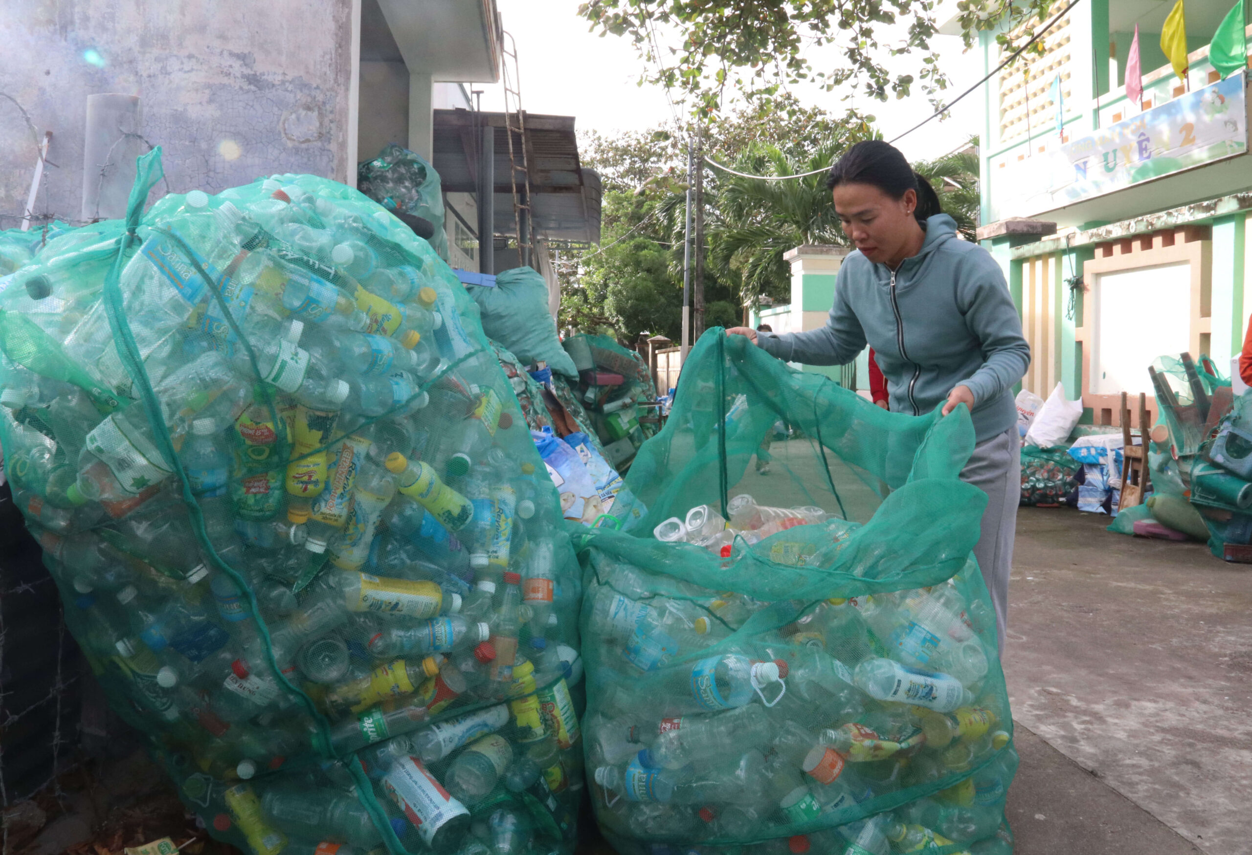 Dọn rác bảo tồn vẻ đẹp hoang sơ, yên bình của đảo
