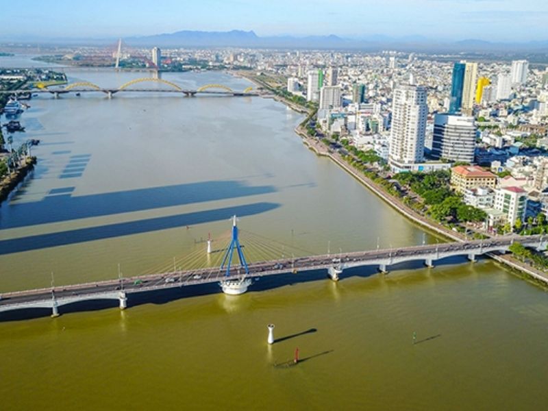 Sông Hàn nơi diễn ra các lễ hội đua thuyền Đà Nẵng vào tháng Giêng hàng năm
