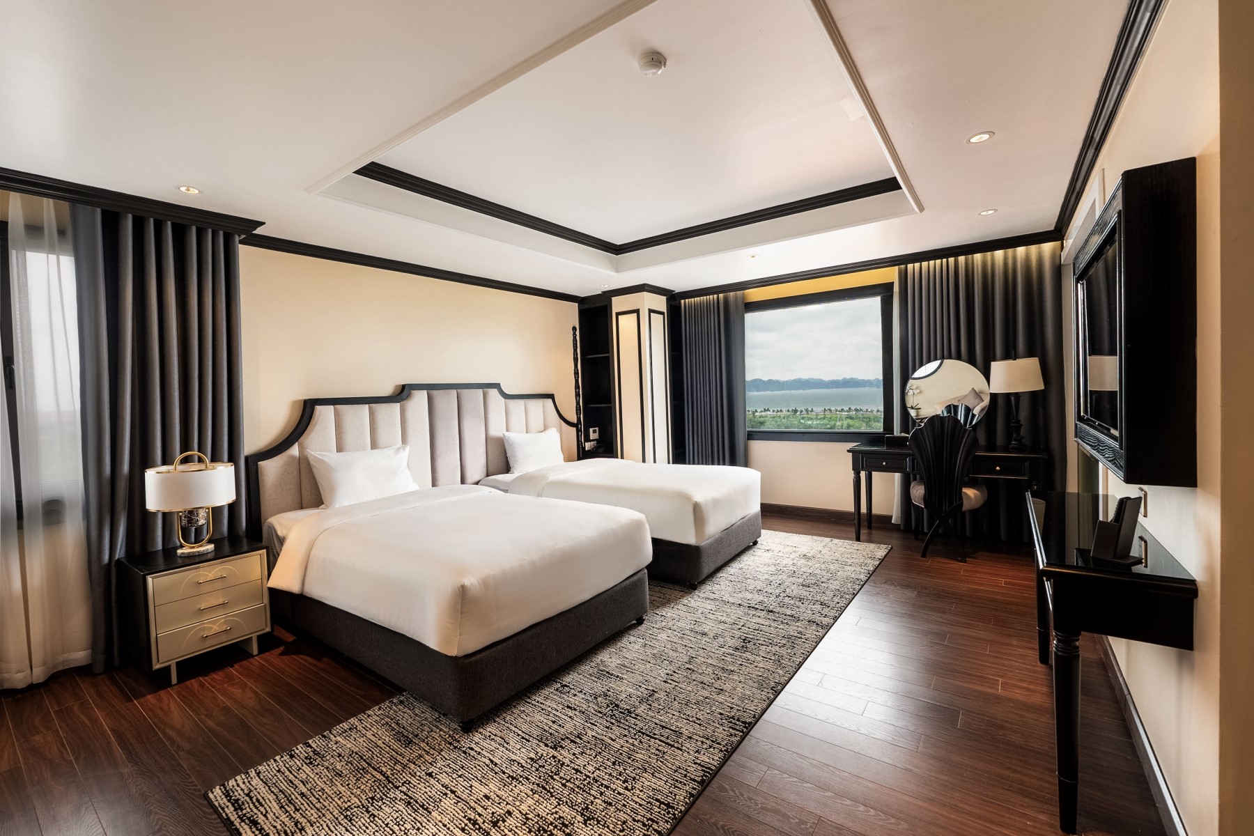 Không gian phòng Executive Room đẳng cấp với thiết kế giường đôi King-size thời thượng.