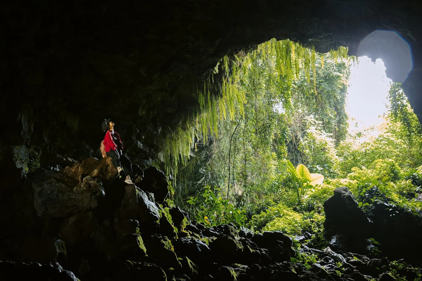 Khám phá hang động núi lửa
