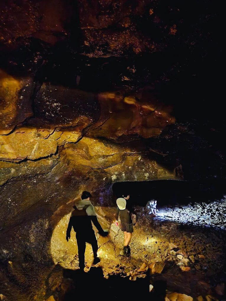 Không gian rộng lớn bên trong hang động núi lửa Chư Bluk
