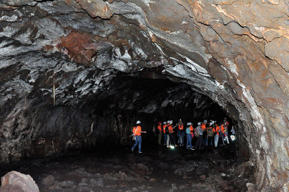 Bề mặt hang được hình thành từ lớp đá bazan hàng triệu năm trước
