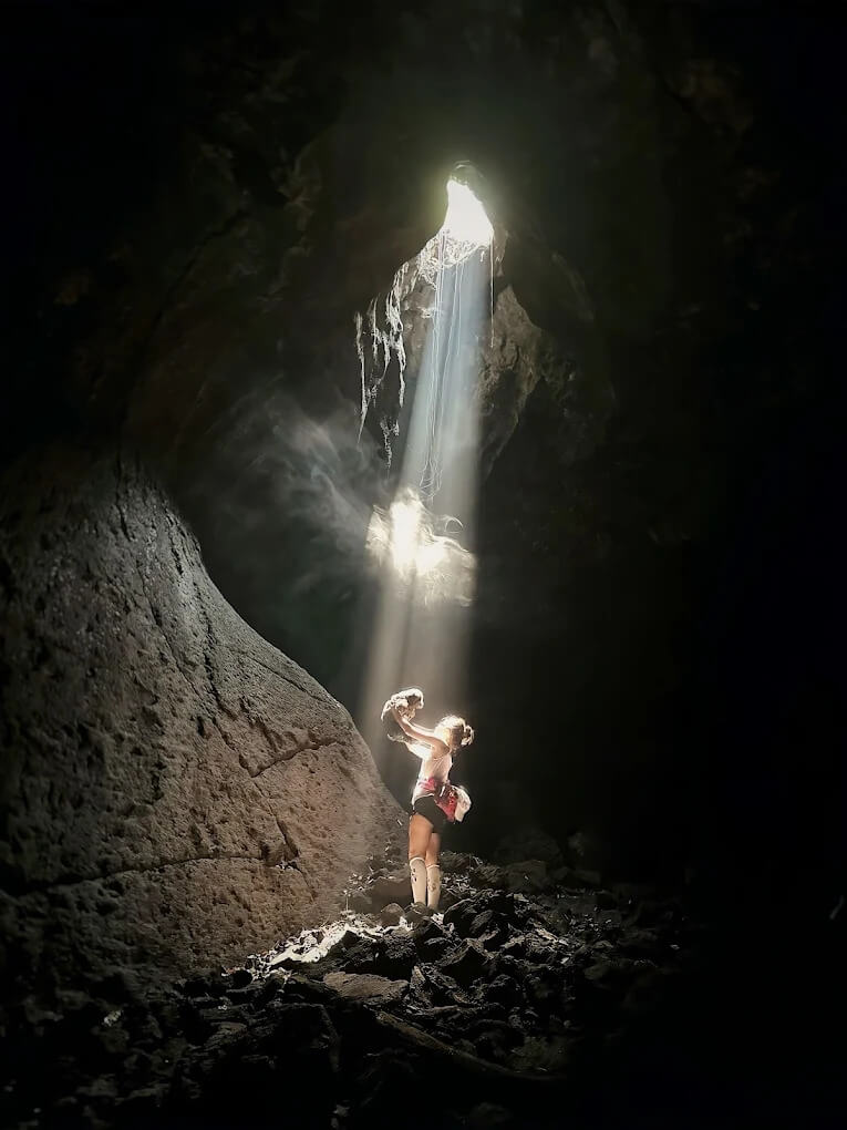 Check-in trong hang núi lửa Chư Bluk
