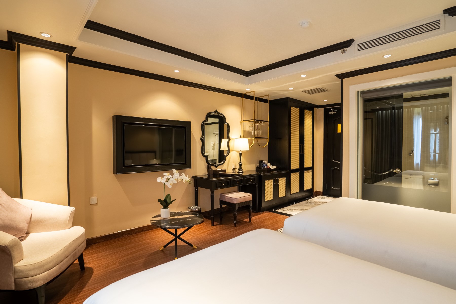 Không gian phòng ngủ sang trọng tại Khách sạn FTE Hạ Long với giường đôi lớn và nội thất hiện đại.