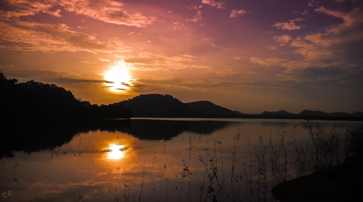 Khung cảnh hoàng hôn lãng mạn tại Hồ Tây
