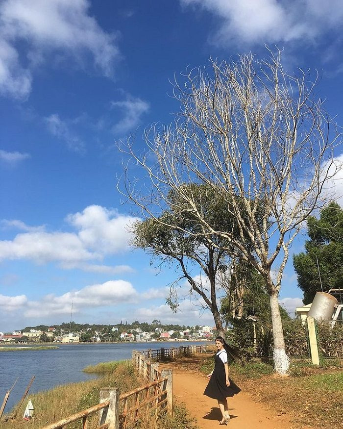 Chụp ảnh check-in tại Hồ Tây Đăk Mil
