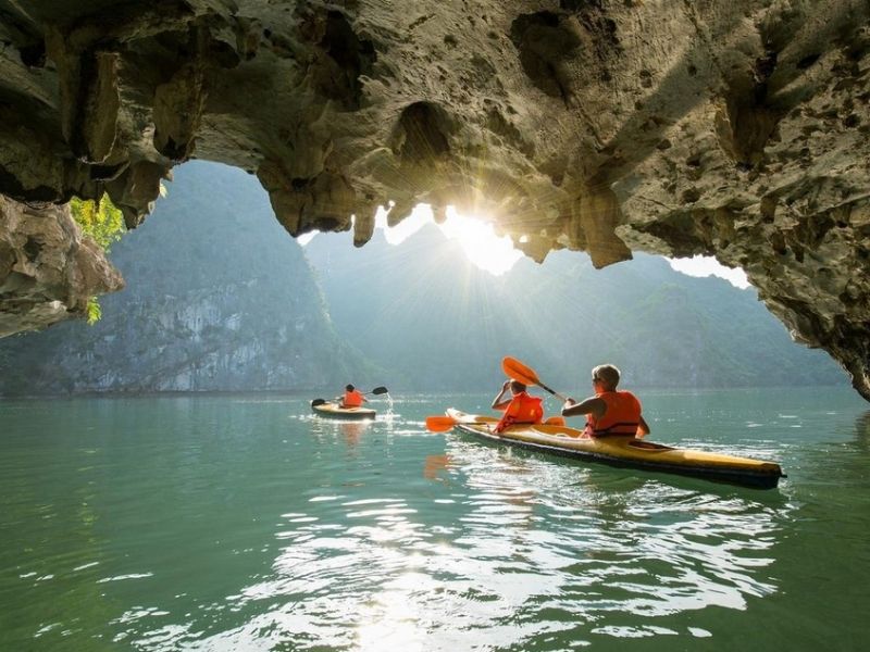 Hoạt động chèo kayak - Một trong những trải nghiệm được nhiều du khách yêu thích nhất khi tham gia hành trình Du thuyền Hera Ultralux