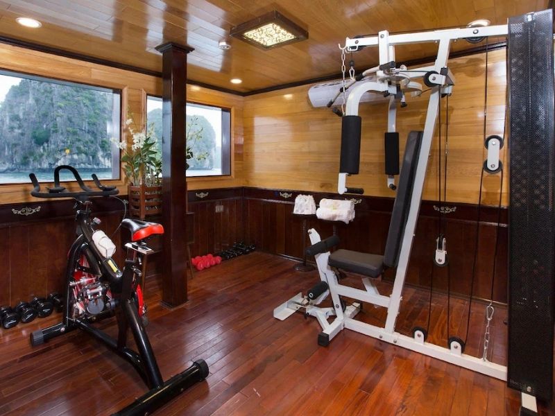 Phòng gym cho phép du khách vừa tập luyện vừa tận hưởng không khí trong lành và ngắm nhìn cảnh biển bao la qua cửa kính lớn.