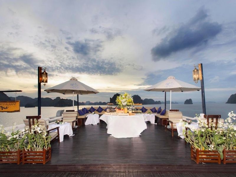Sundeck là nơi lý tưởng để nghỉ ngơi, đọc sách, trò chuyện hoặc đơn giản là thả mình giữa biển trời bao la.
