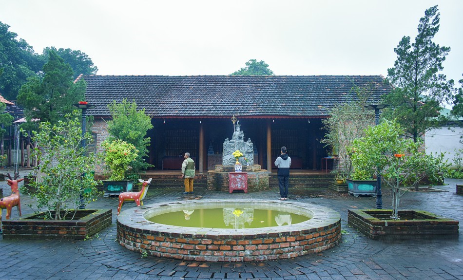 Khách hành hương chiêm bái chùa Tượng Sơn
