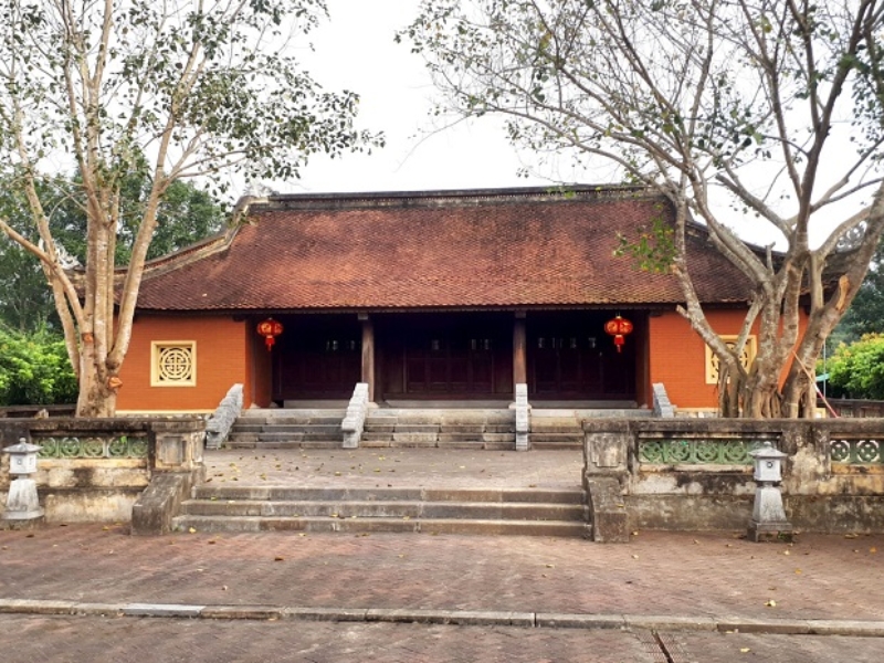 Khu nhà thờ chính nằm trong khuôn viên an tĩnh
