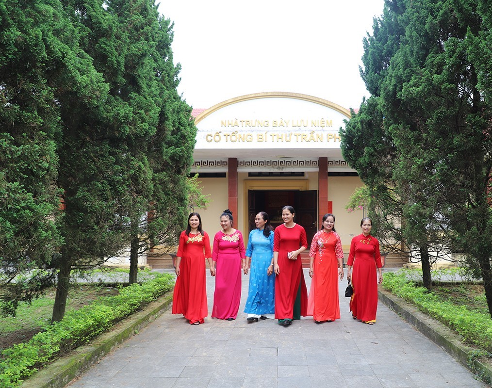 Du khách ghé thăm nhà trưng bày tại khu di tích
