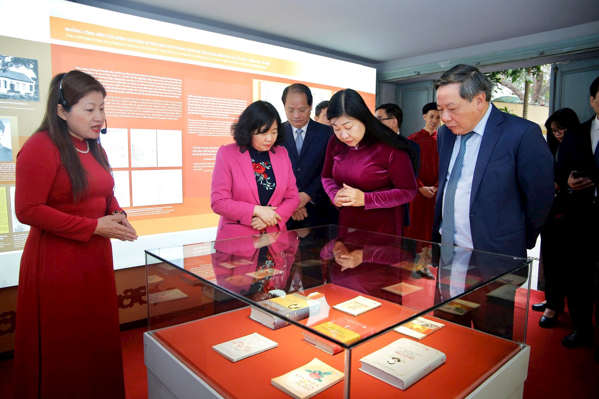 Du khách tìm hiểu về tiểu sử bí thư Trần Phú
