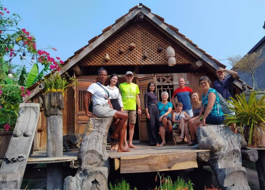 Khách du lịch ghé thăm buôn làng Tây Nguyên
