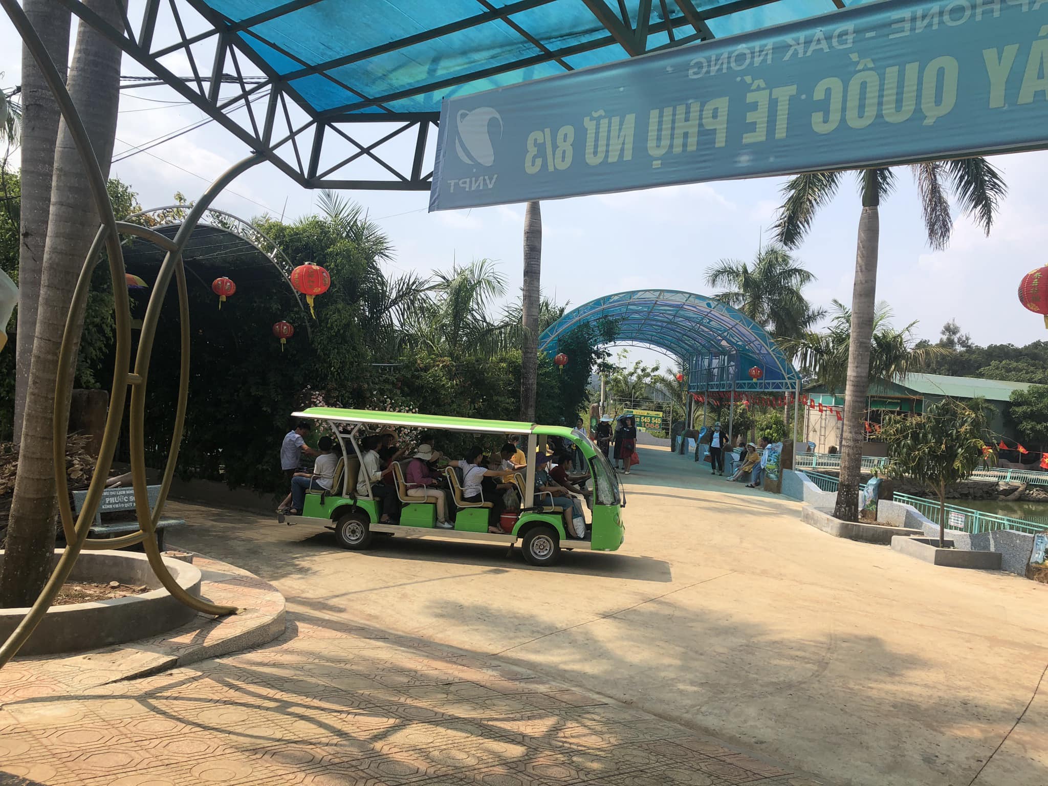 Xe điện đưa khách tham quan khu du lịch
