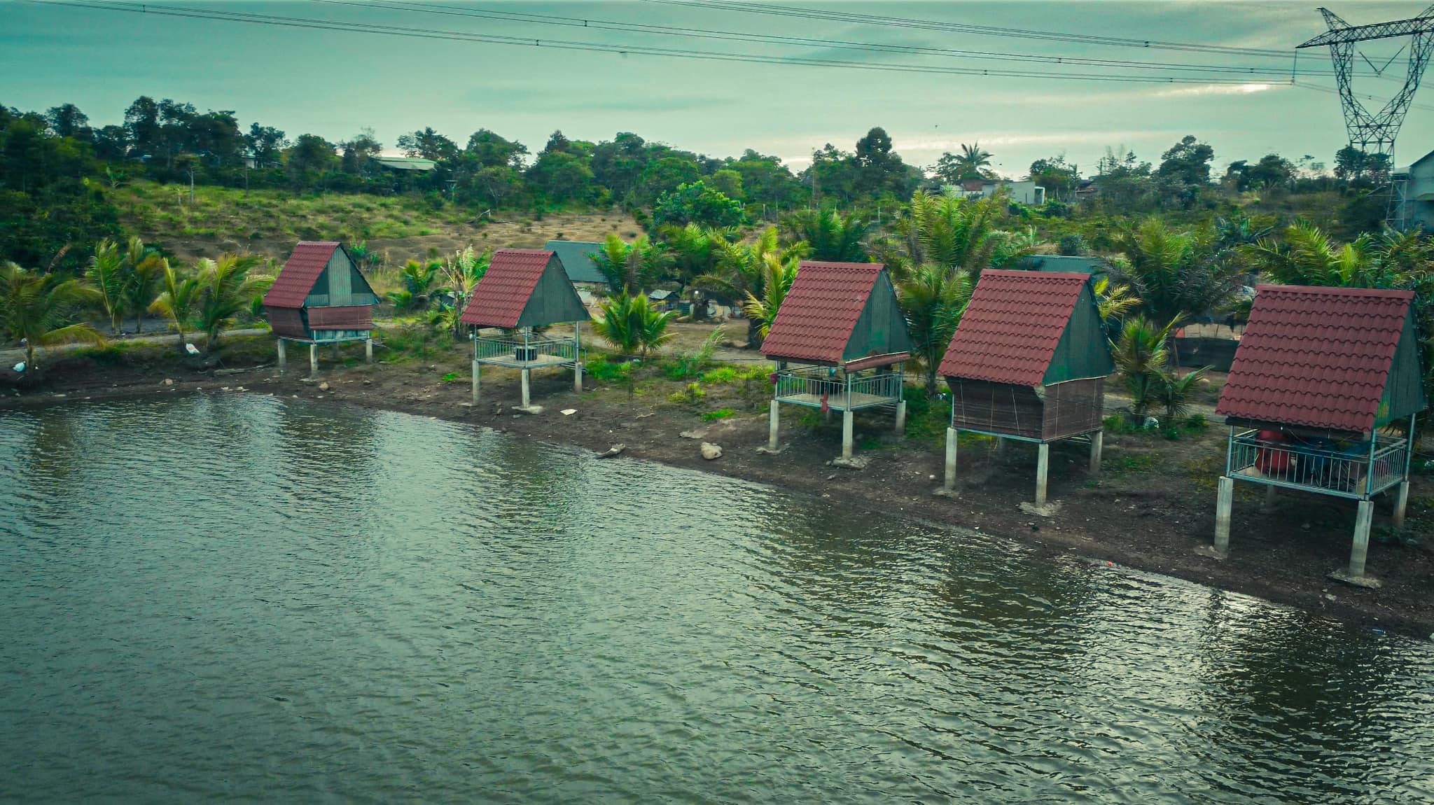 Chòi câu cá bên hồ của Phước Sơn
