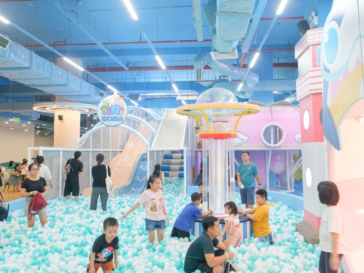 Các bé vui chơi thỏa thích tại nhà banh
