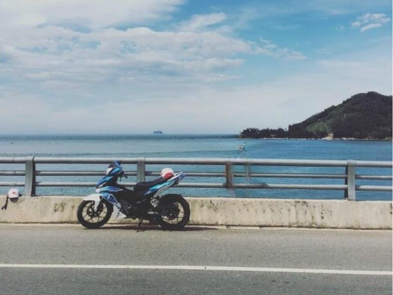 Để tới làng cá Cửa Nhượng bạn có thể di chuyển bằng ô tô hoặc xe máy