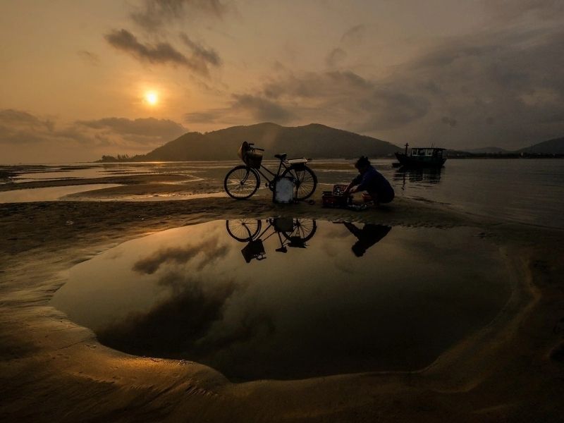 Ánh bình minh chiếu vàng trên bãi cát Cửa Nhượng
