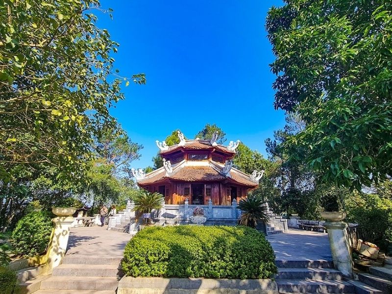 Đền thờ Tổng bí thư Lê Duẩn tọa lạc trên một hòn đảo nhỏ ngay giữa lòng hồ Kẻ Gỗ
