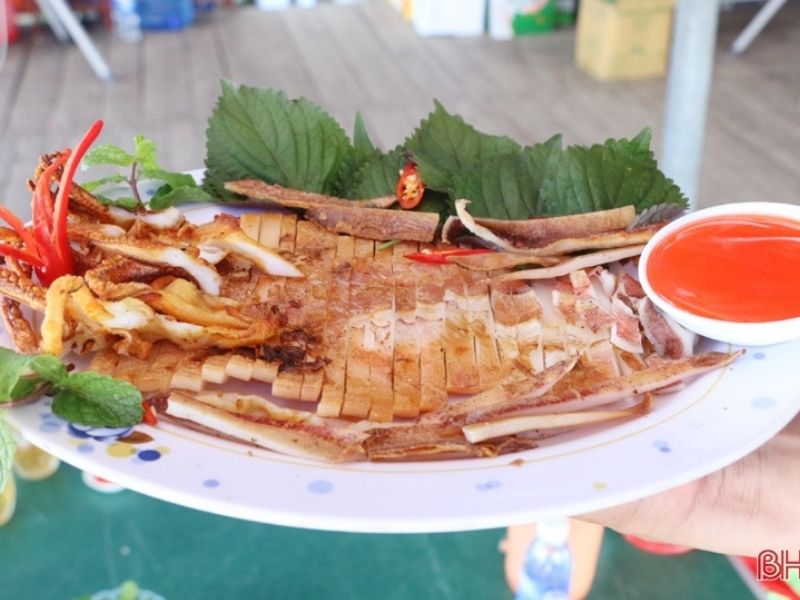 Nếu có dịp tới Cửa Nhượng bạn nhớ thưởng thức món mực 1 nắng nhé
