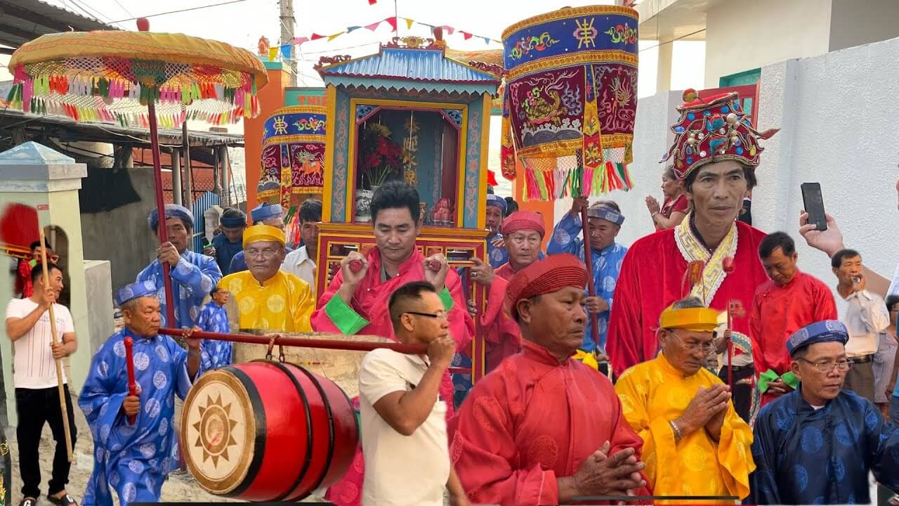 Người dân Ninh Thủy nô nức tổ chức lễ Cầu ngư tại đình làng