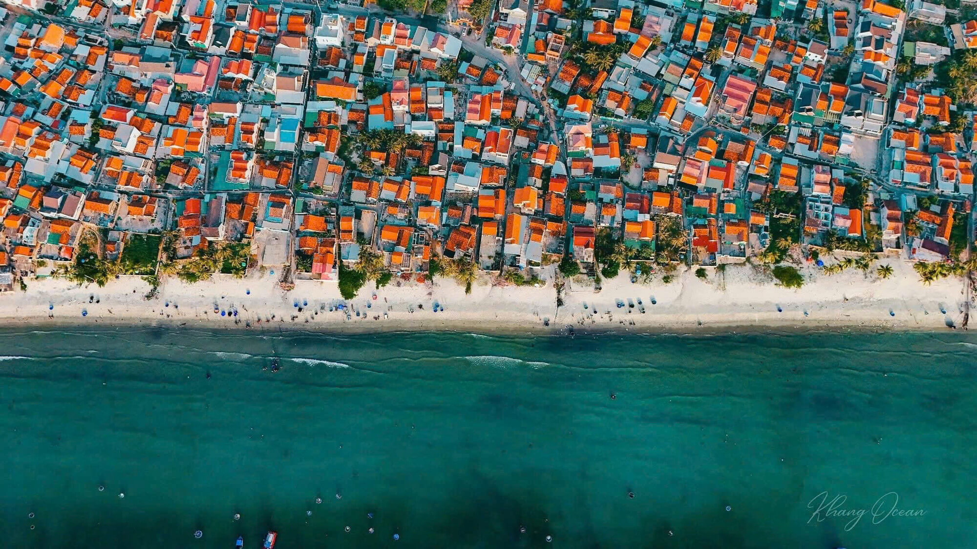 Mùa hè là thời điểm lý tưởng để ghé thăm làng chài 