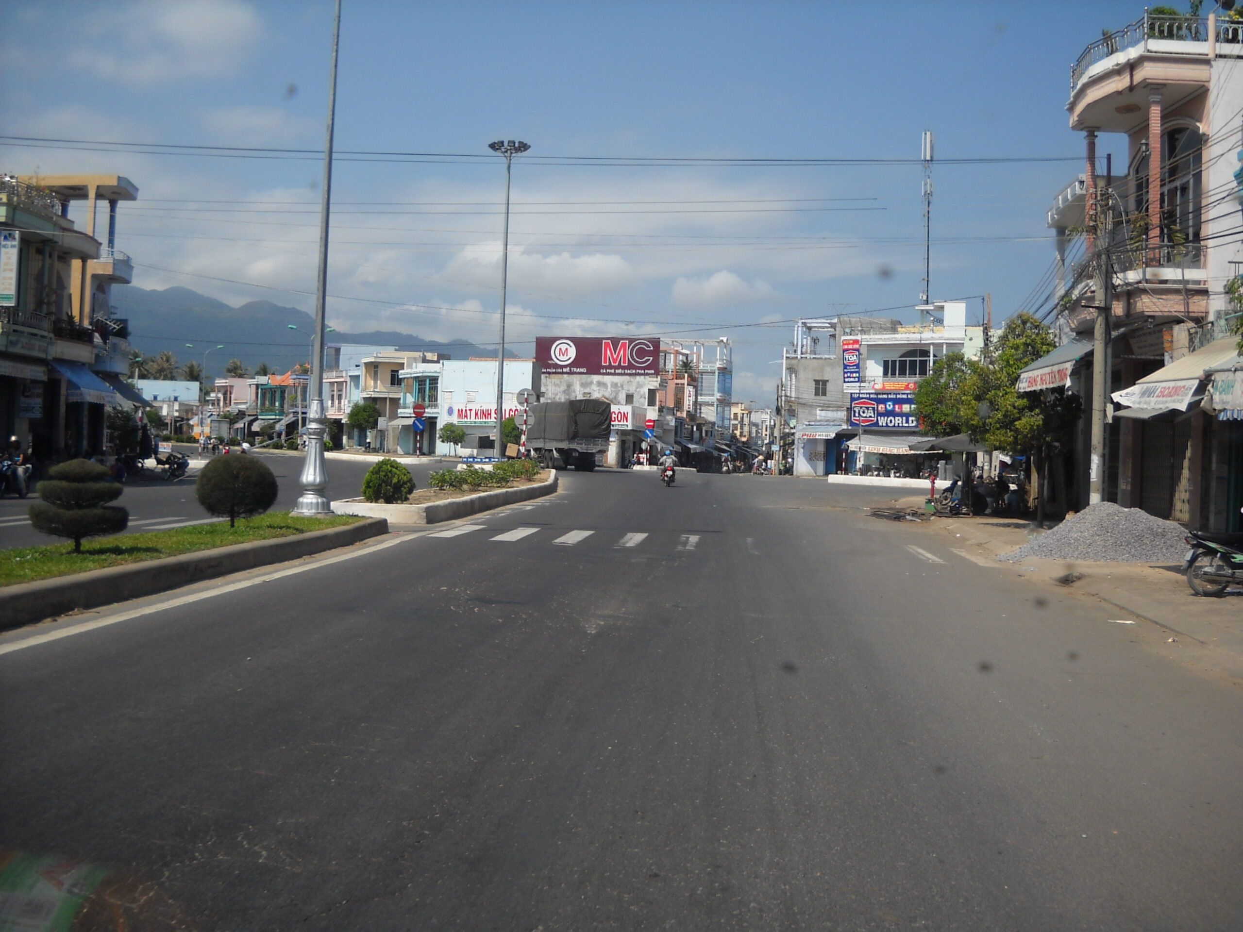 Đường đi rộng rãi thuận tiện để đi xe máy khám phá 