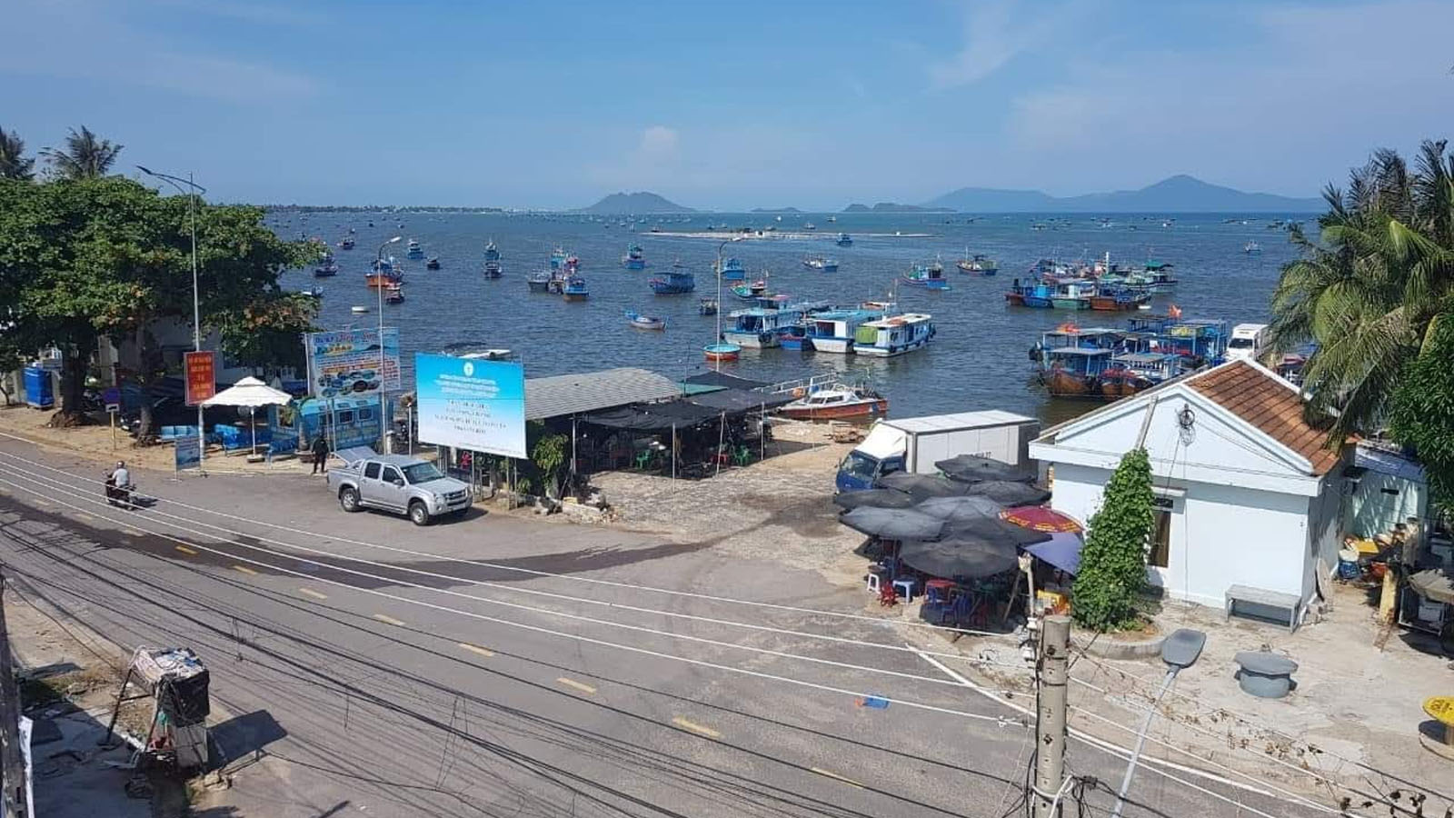 Cảng cá Vạn Giã nơi neo đậu của các con thuyền lớn nhỏ 