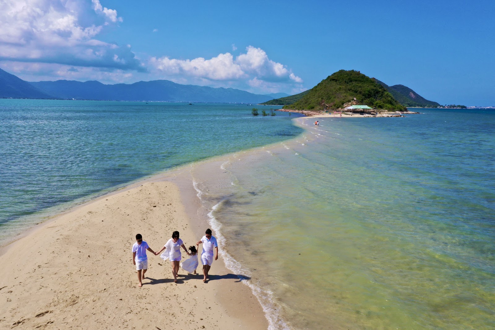 Điệp Sơn nổi tiếng với con đường đi bộ giữa biển độc đáo 