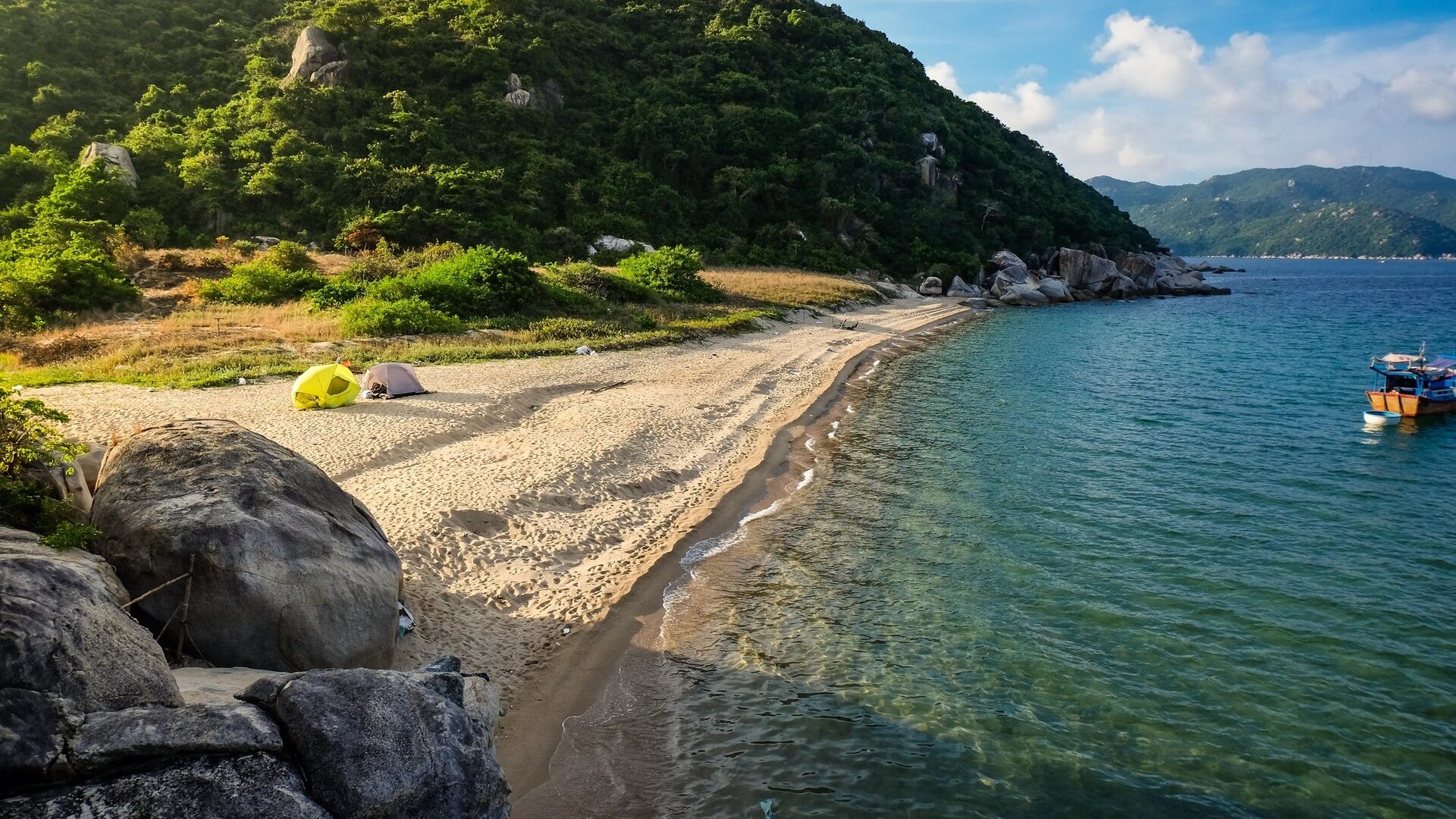 Vịnh Vân Phong với làn nước trong xanh màu ngọc bích 