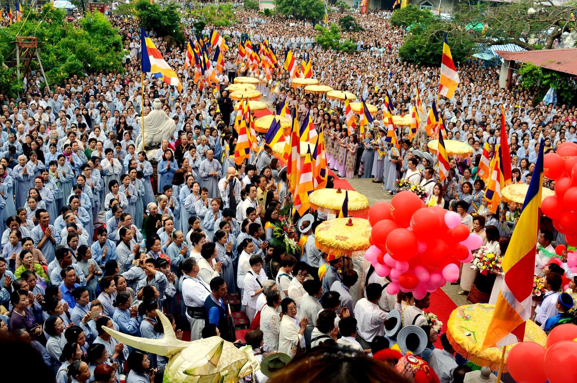Du khách tề tựu về Ngũ Hành Sơn trong ngày hội Quan Thế Âm
