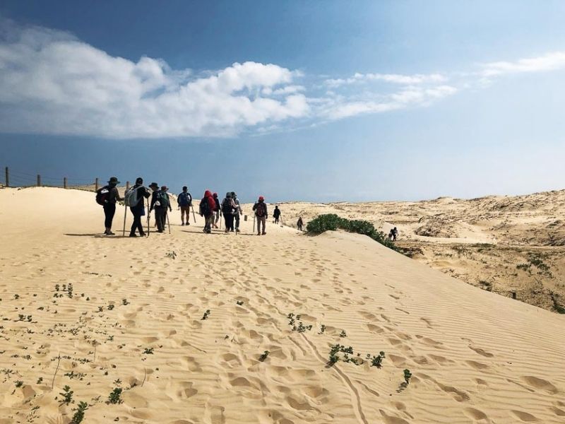 Bạn sẽ mất khoảng 3 giờ “vật lộn” với sa mạc cát
