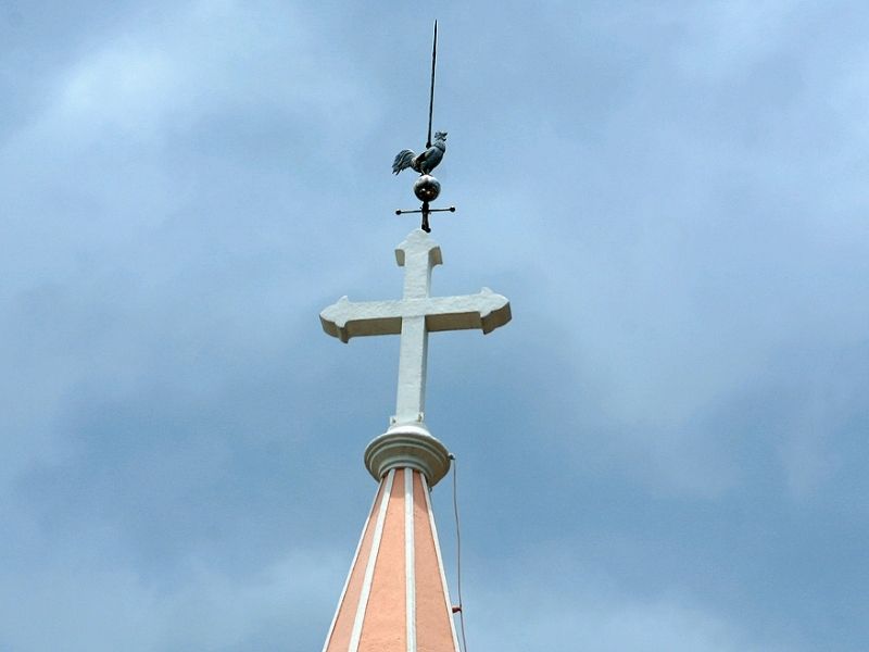 Trên nóc nhà thờ, ở vị trí cột thu lôi có tượng một con gà dùng làm vật xác định hướng gió.
