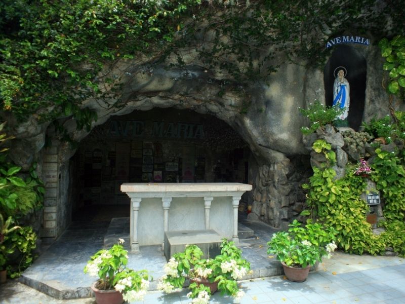 Sau lưng nhà thờ là hang đá Đức Mẹ được bài trí phỏng theo mẫu hang đá Lourdes ở Pháp.