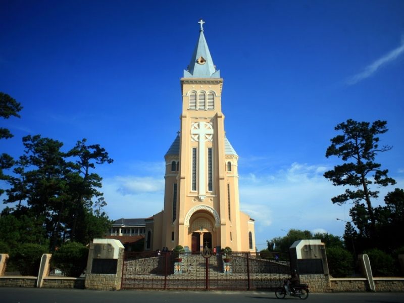 Nhà thờ mang nét kiến trúc châu Âu cổ kính
