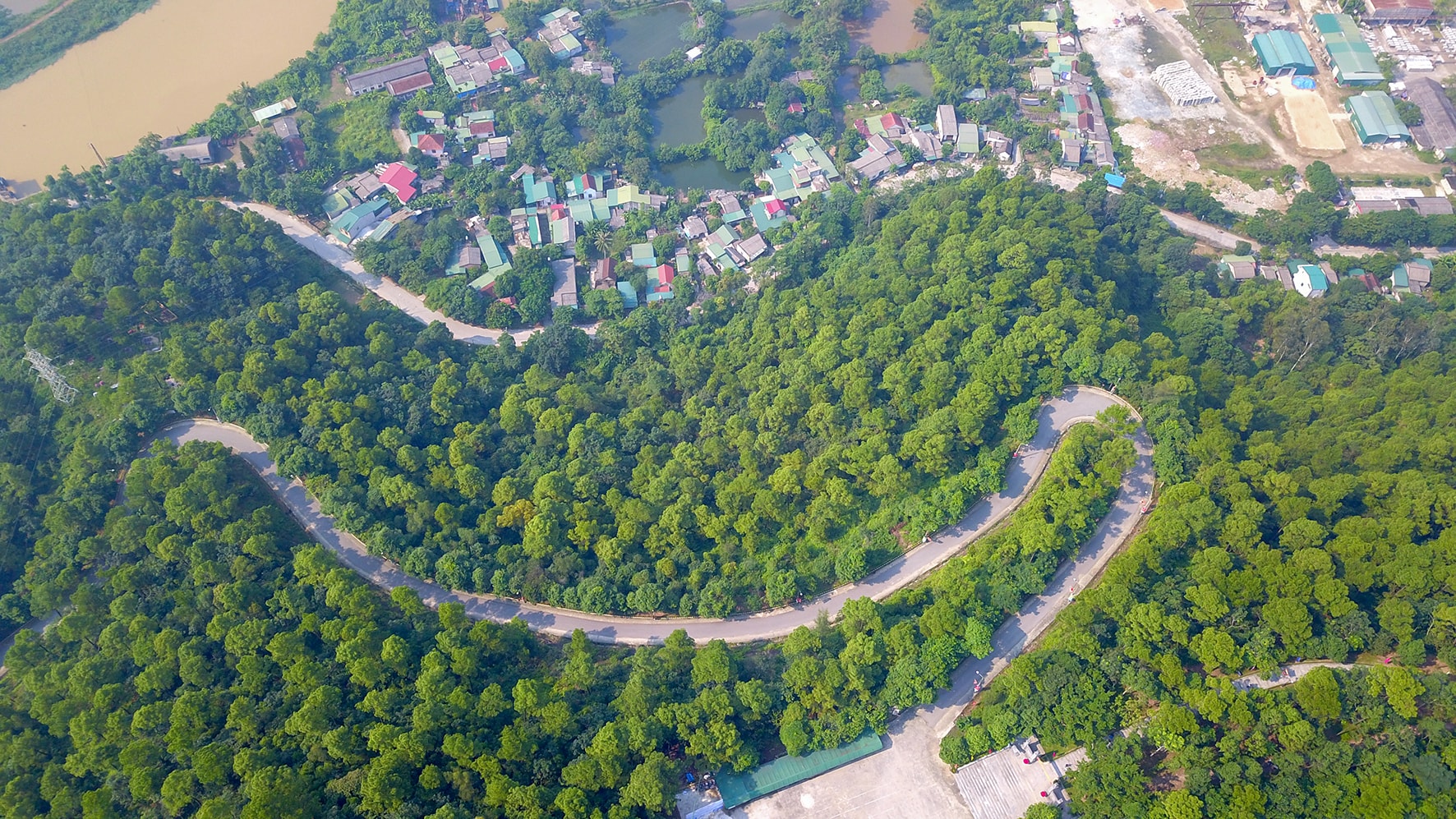 Toàn cảnh thành phố từ điểm nhìn trên đỉnh núi
