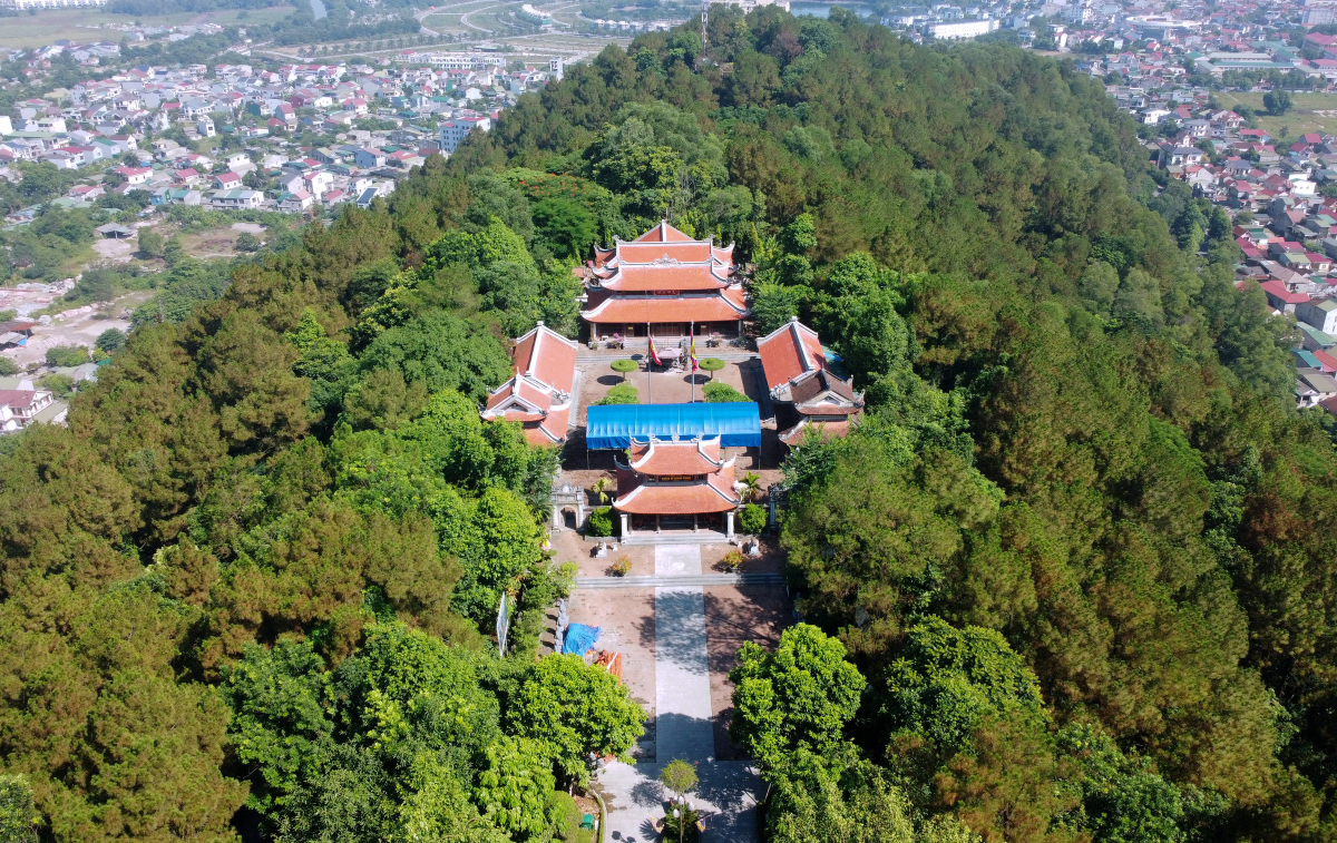 Ngồi đền vua Quang Trung giữa núi non hùng vĩ
