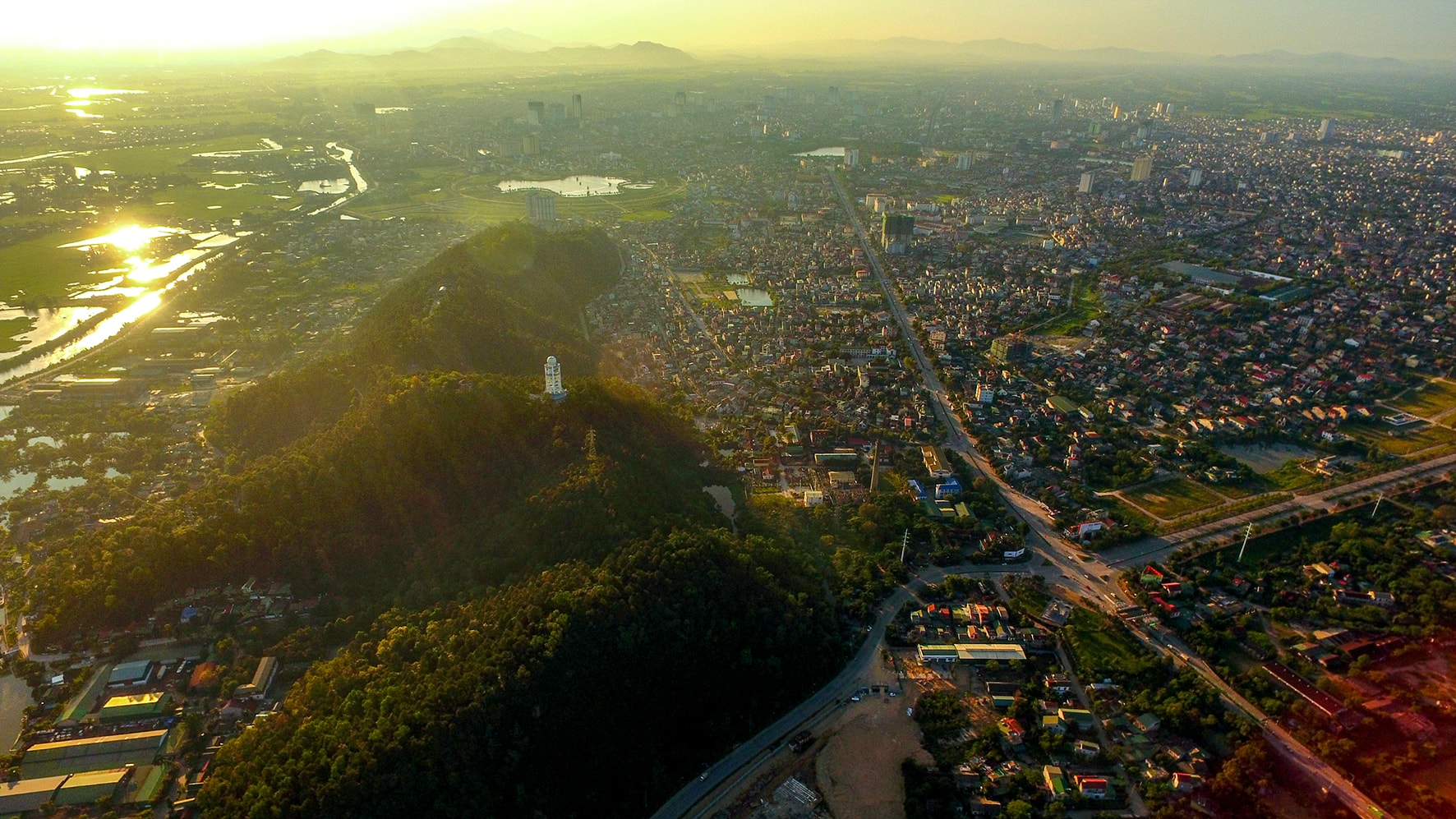 Vị trí ngay khu trung tâm của ngọn núi Phượng Hoàng Trung Đô
