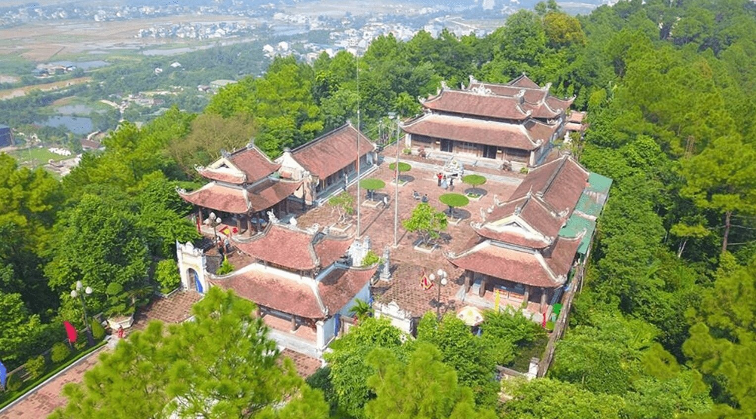 Quần thể đền vua Quang Trung nhìn từ trên cao
