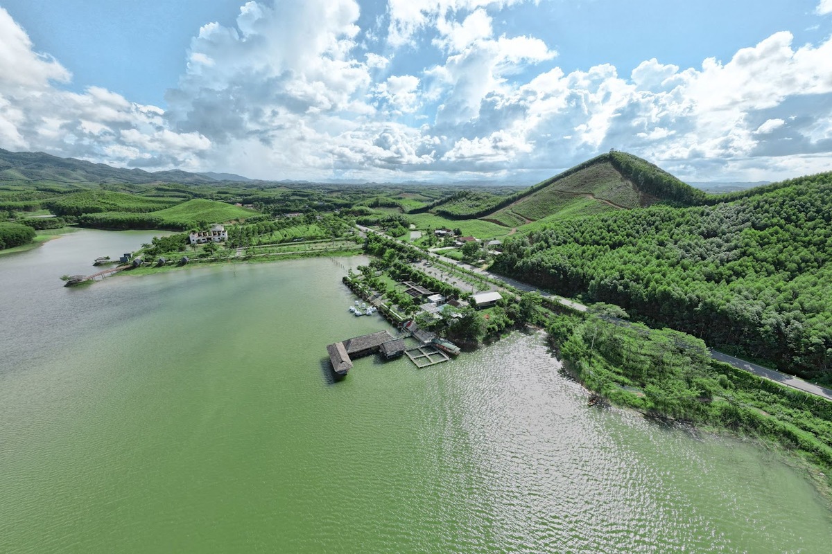 Hồ núi xanh như ngọc
